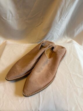 Women’s Pointed Slip-On Flats in Taupe Faux-Fur